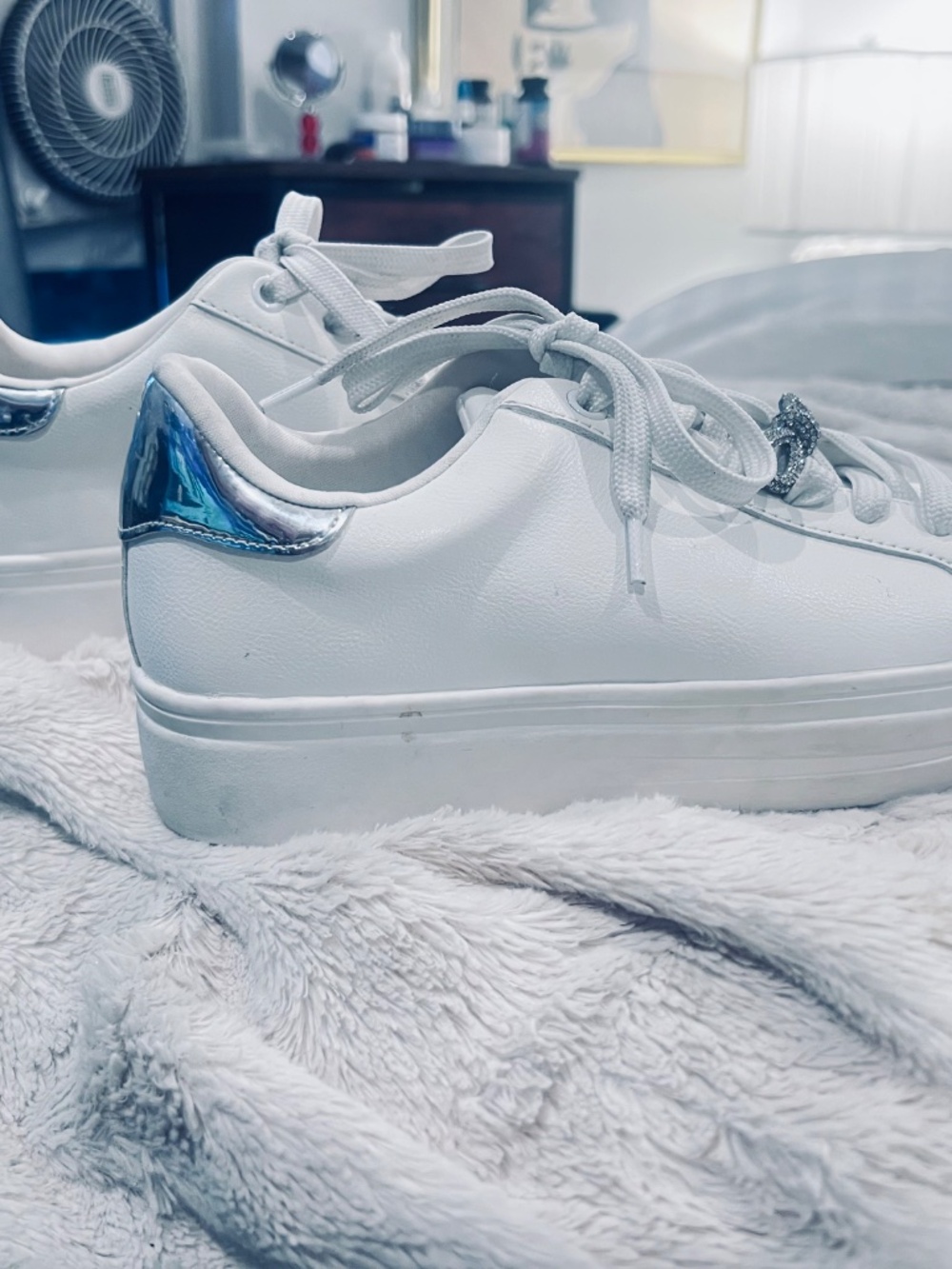 20% OFF THRU 08/24 NEW Size 7M Aldo WMN White Sneakers w/Silver Accents